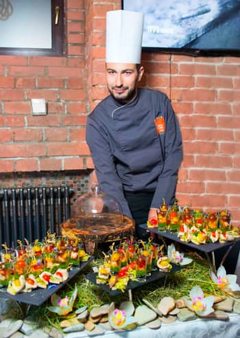 Брен-шеф ресторана WHISKY ROOMS Дмитрий Табаков со своими кулинарными шеедврами